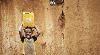 Wir helfen - Mädchen mit Wasser in Sambia
